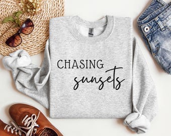 Sudadera Chasing Sunsets, regalo de cumpleaños para ella, camiseta Chasing Sunsets, Forever Chasing Sunsets, sudadera Chasing Sunsets con cuello redondo