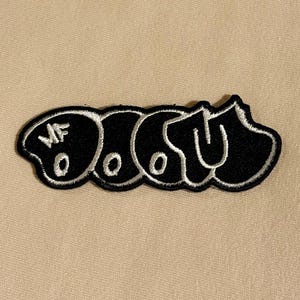 Écusson MF Doom - Noir et blanc - Brodé - Opération : Doomsday - Underground - Tout en majuscules - Madvillain - Metal Face - Hip hop des années 90