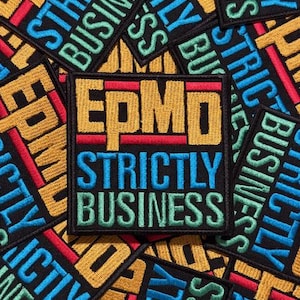 Puede incluir: Parches bordados con el texto "EPMD STRICTLY BUSINESS" en amarillo, rojo, azul y verde sobre un fondo negro. Los parches son cuadrados y presentan una fuente audaz y en bloque. Los parches están dispersos.