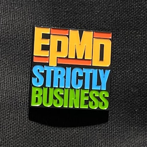 Puede incluir: Un pin rectangular de esmalte con el texto "EPMD STRICTLY BUSINESS" en naranja, amarillo, azul y verde. El pin tiene un borde negro y está sobre un fondo oscuro.