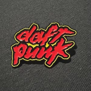 Daft Punk Pin - Emaille Anstecknadel - Alive - Elektronisches Haus Musik Duo - One More Time - Tron - Anthology