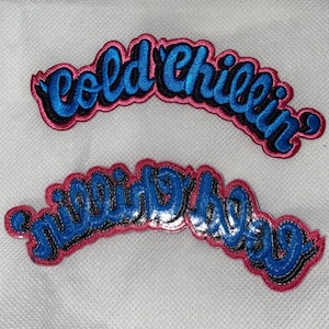 Può includere: Due toppe ricamate con le frasi "Cold Chillin'" e "Swillin' Babe" in corsivo blu. Le toppe hanno un bordo rosa e un contorno nero, perfette per personalizzare abbigliamento o accessori.