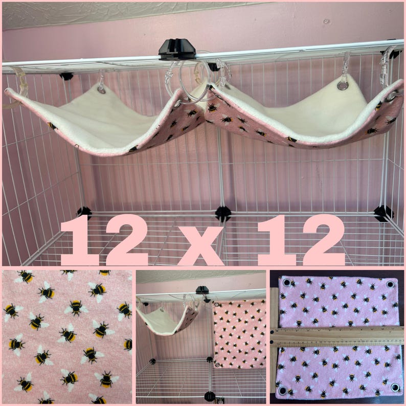 Puede incluir: Hamaca rosa y blanca para mascotas con un estampado de abejas, dise&ntilde;ada para una jaula. La hamaca mide 30,5 x 30,5 cm. La jaula es de alambre blanco con fondo rosa. El estampado de abejas es negro y amarillo.