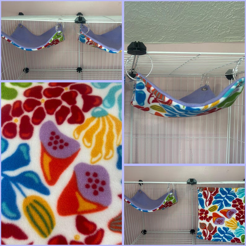 Puede incluir: Varios peque&ntilde;os columpios para mascotas colgando en una jaula. Los columpios est&aacute;n hechos de tela suave de color lavanda con un colorido estampado floral en los bordes. El estampado floral incluye flores rojas, naranjas, azules y amarillas. La jaula es blanca.