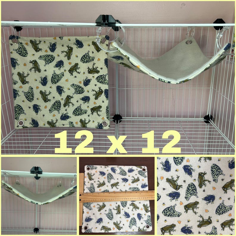 Puede incluir: Una jaula de alambre blanca con una hamaca para mascotas con tem&aacute;tica de ranas y ropa de cama cuadrada. La ropa de cama y la hamaca son de color beige con un estampado de ranas verdes y azules. El texto "12 x 12" se muestra en amarillo.