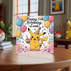 Gepersonaliseerde Pikachu-verjaardagskaart – Leuke, op Pokemon geïnspireerde vierkante aangepaste wenskaart voor kinderfeestjes