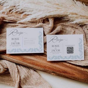 Plantilla de tarjeta RSVP azul claro editable en Canva, tarjeta de respuesta de boda, descarga digital con versiones QR y postal, invitación imprimible