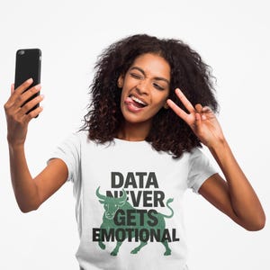 Camiseta com estampa "Dados Nunca Se Emocionam" | Humor em Ciência de Dados