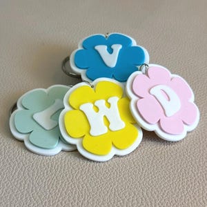 Llavero de flor con inicial personalizado – Elegantes colores pastel | Regalo original para mujer | Nombre personalizado | Lindo accesorio para bolso