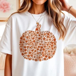 Pumpkin Flower Graphic Tee – Cute Fall Shirt with Floral Pumpkin Design – Cozy Autumn Style for Women
