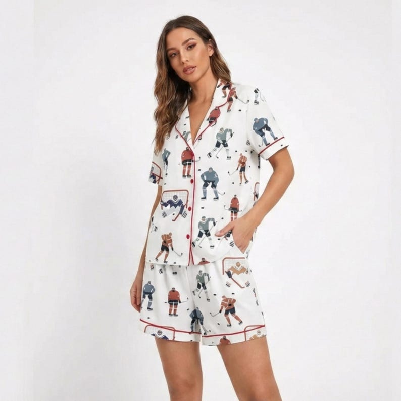 K&ouml;nnte beinhalten: Ein Set aus drei Keramikbechern mit gesprenkelter, matter Oberfl&auml;che. Die Becher sind in Creme-, Hellgrau- und Dunkelgraut&ouml;nen gehalten. Jede Tasse hat ein schlichtes, minimalistisches Design.