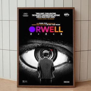 Puede incluir: Un póster de película enmarcado para "Orwell", que presenta un ojo en blanco y negro con una persona frente a una lente de cámara. El título está en texto colorido, con la ecuación "2 + 2 = 5" debajo. El póster tiene citas y logotipos.