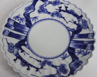 Plato Hasami: Plato de porcelana japonesa con crisantemos y diseño de pino, bambú y ciruela.