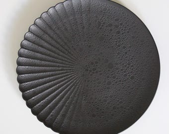 Plato de porcelana Hasami Arita Ware - Tallado de crisantemo, 16 cm
