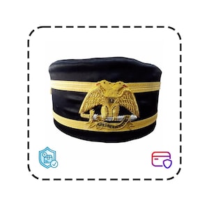 Puede incluir: Un sombrero negro con ribete dorado y un emblema dorado con un águila bicéfala. El emblema está centrado en la parte delantera del sombrero, con las palabras "SPES MEA DEUS" en una pancarta debajo.