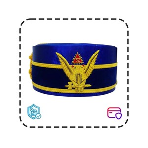 Puede incluir: Un sombrero ceremonial azul con ribetes dorados y un emblema de águila bordado. El sombrero presenta una banda dorada en la parte superior e inferior, con borlas doradas en el lateral. El emblema del águila tiene un triángulo rojo con el número 32.