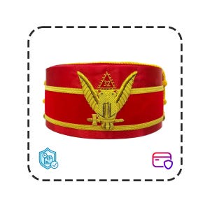 Puede incluir: Un sombrero ceremonial rojo con ribetes dorados y un emblema dorado detallado que representa un búho y el número 32. El sombrero tiene forma cilíndrica con la parte superior plana, probablemente utilizado para eventos o rituales formales.