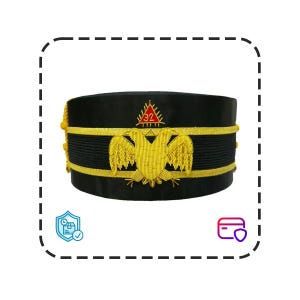 Puede incluir: Gorra negra con detalles bordados en oro y amarillo. La gorra presenta un emblema de águila dorada, ribetes dorados y un triángulo rojo con el número 32. La gorra tiene forma cilíndrica y es probablemente un sombrero ceremonial.