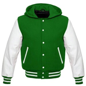 Könnte beinhalten: Grüne Collegejacke mit Kapuze und weißen Ärmeln. Die Jacke hat eine Knopfleiste, weiße Taschenverzierungen und einen gestreiften Saum und Bündchen. Die Jacke ist aus einem wollähnlichen Material gefertigt.
