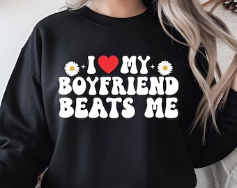 Mi novia me gana, cita divertida sobre relaciones, descarga digital, archivo PNG, diseño humorístico de pareja juguetona, gráfico de camiseta, relación png