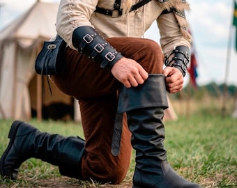 中世風メンズブーツ（フェイクレザー）、ルネッサンスフェアシューズ、LARPアクセサリー、バイキングレンジャーコスプレ衣装