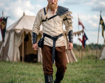 Abito vichingo medievale con stivali: camicia, tunica, pantaloni, finta pelle e pelliccia, accessori per cosplay / Renfaire LARP Costume da uomo taglie forti