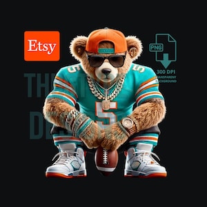 Puede incluir: Ilustración digital de un oso con una camiseta de fútbol turquesa, gorra naranja, gafas de sol y joyas, sosteniendo un balón de fútbol. El oso lleva zapatillas blancas con detalles en naranja. El logo de Etsy está arriba a la izquierda.