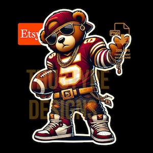 Könnte beinhalten: Digitale Illustration eines braunen Bären, der ein weinrotes Football-Trikot mit der Nummer 5, eine goldene Kette, eine Sonnenbrille und eine weinrote Kappe trägt. Der Bär hält einen Football und trägt rot-weiße Turnschuhe. Das Bild hat den Text "Etsy" und "300 DPI TRANSPARENT BACKGROUND".