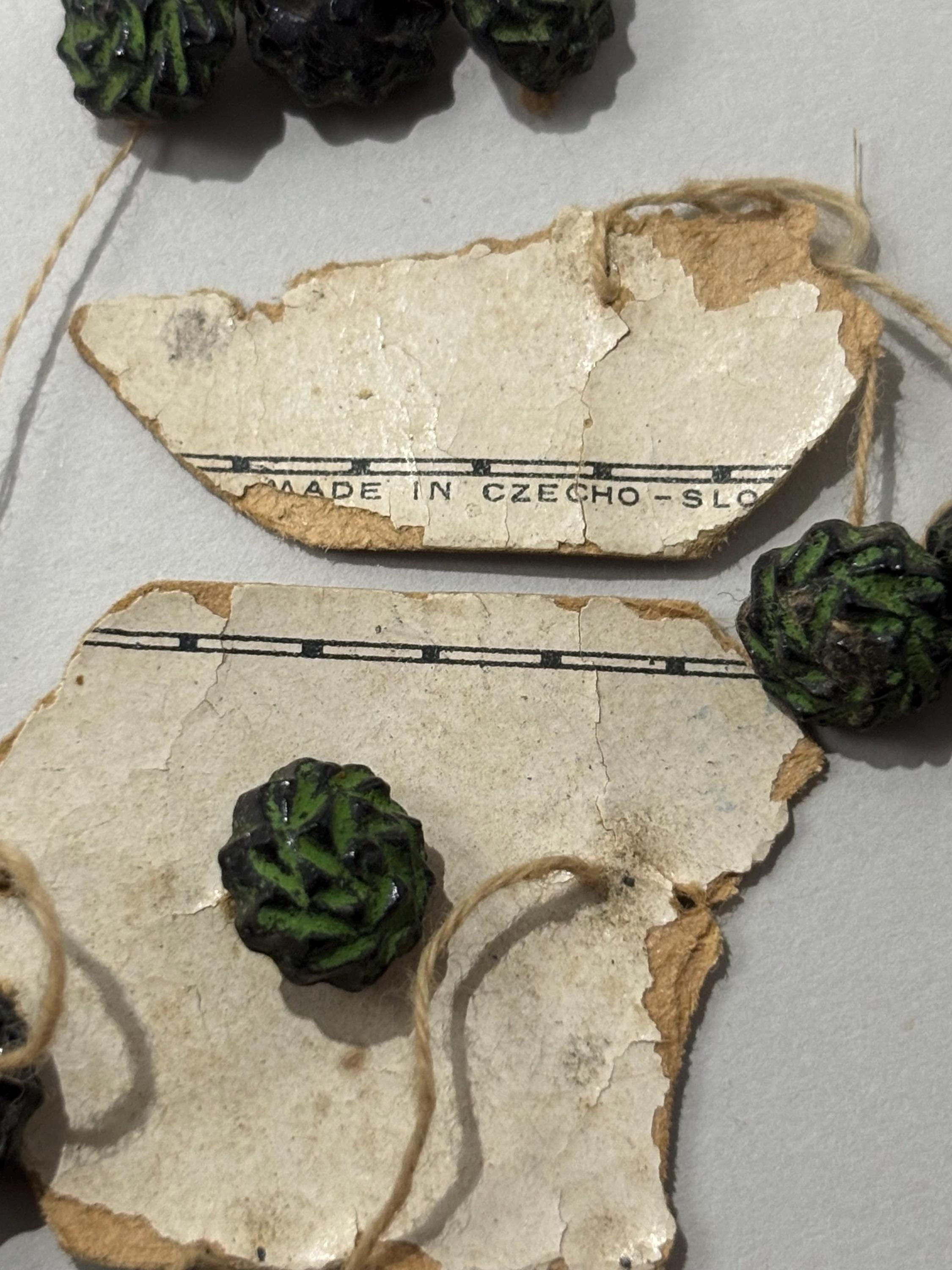 1920s Art Deco Forest Pinecone Glass Buttons – Style 2329 – 21 Czech-Slovakian Buttons on Original Qualité Supérieure Cards - Thumbnail 3
