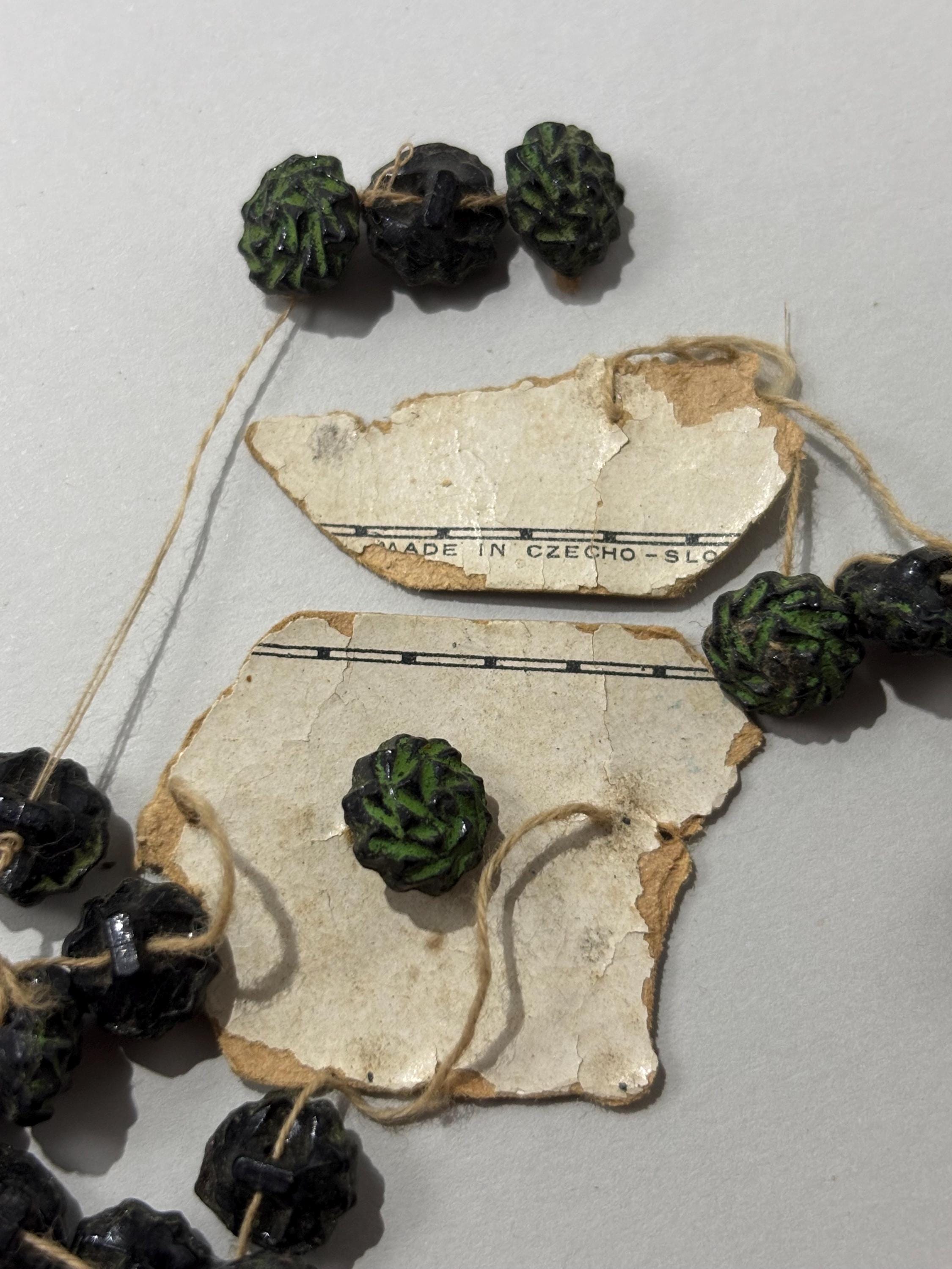 1920s Art Deco Forest Pinecone Glass Buttons – Style 2329 – 21 Czech-Slovakian Buttons on Original Qualité Supérieure Cards - Thumbnail 2