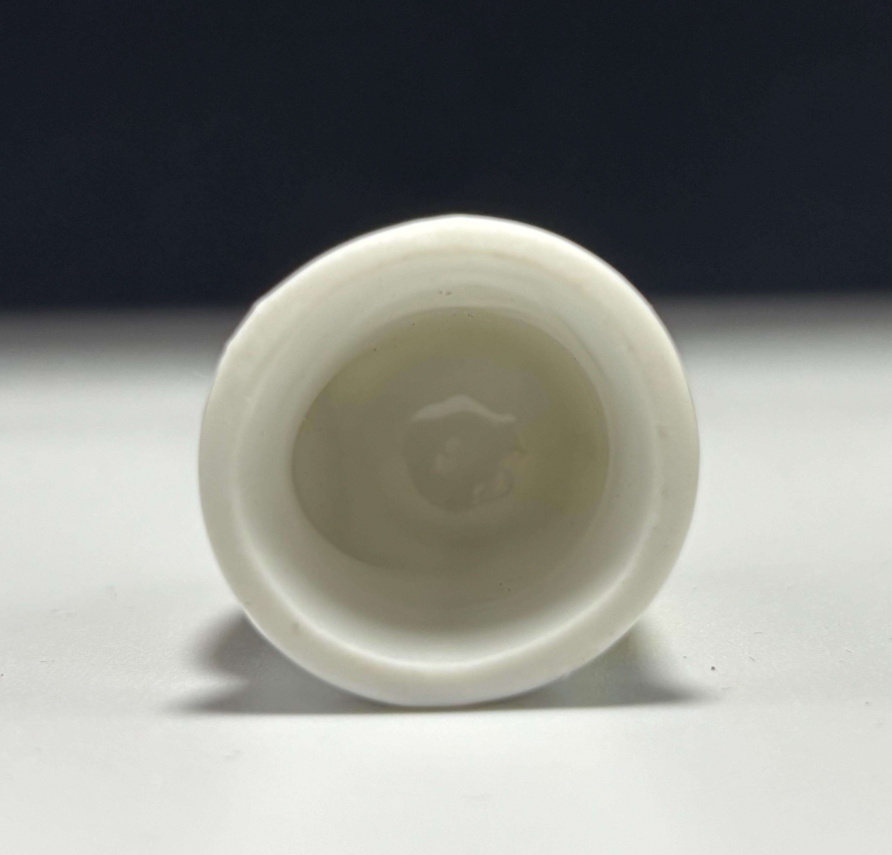 Vintage Mormon Temple Souvenir Thimble – Nauvoo Illinois Porcelain Collectible with Gold Trim, Made in Taiwan - Thumbnail 5