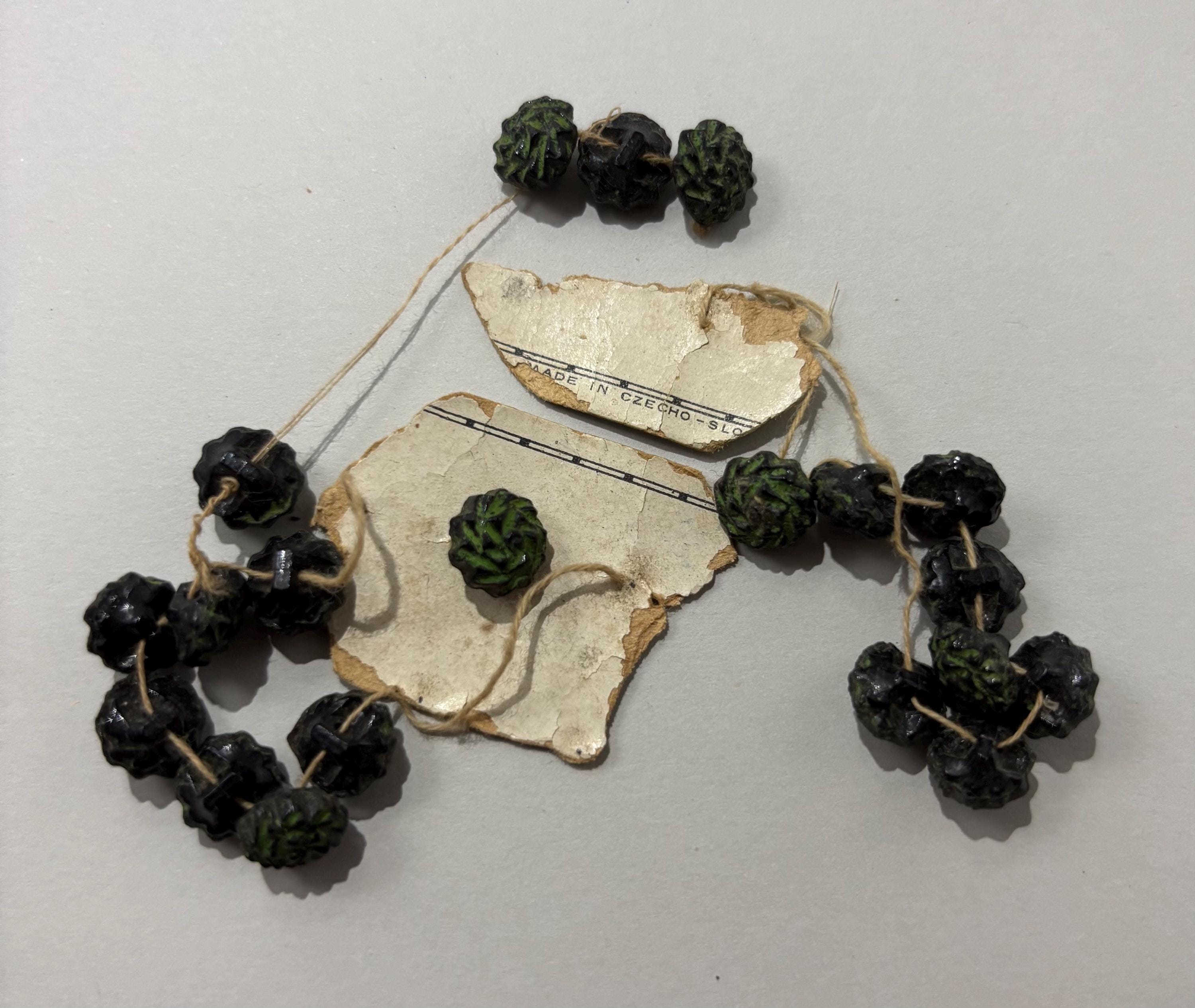 1920s Art Deco Forest Pinecone Glass Buttons – Style 2329 – 21 Czech-Slovakian Buttons on Original Qualité Supérieure Cards