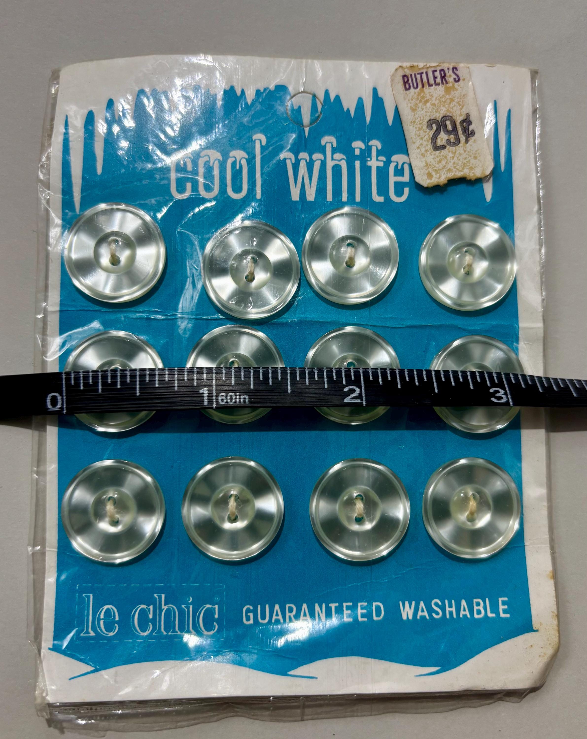 Vintage Le Chic “Cool White” Button Card – Set of 12 Shiny Domed Buttons – Size 28 (3/4”) – Made in Japan – Style 2850/10 - Thumbnail 3