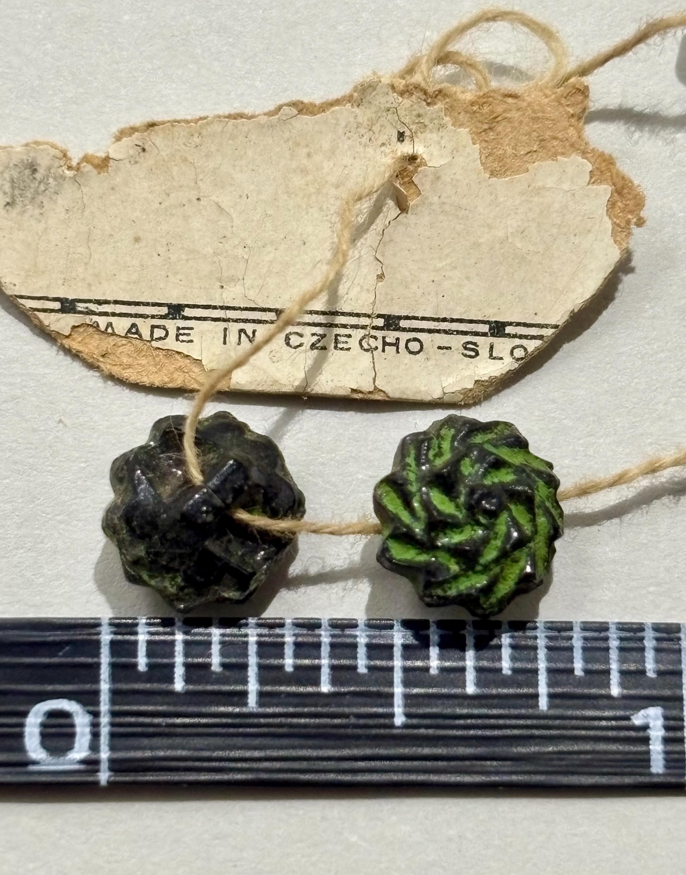 1920s Art Deco Forest Pinecone Glass Buttons – Style 2329 – 21 Czech-Slovakian Buttons on Original Qualité Supérieure Cards - Thumbnail 4