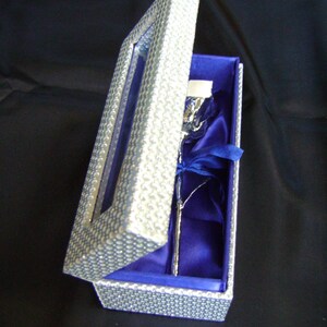 Cadeau pour la Saint-Valentin - Véritable rose de 15 cm trempée dans de l'argent dans un cercueil égyptien en argent avec dos en satin bleu et fenêtre NOUVEAU avec certificat d'authenticité et carte