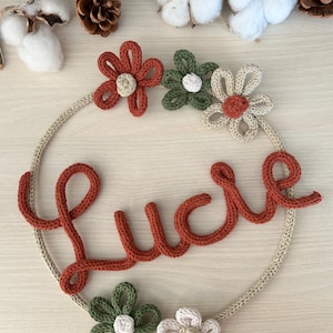 Personalized knitted name crown – Baby wall decoration with flowers