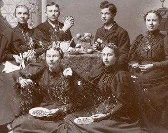 Identified Orangeville Illinois FAMILY EATING DINNER in Unusual 1890s Cabinet Card Photo by Bobb