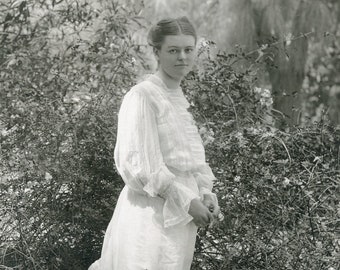 Young Woman in Beautiful Edwardian WHITE COTTON DRESS - Outdoor Portrait circa 1910s