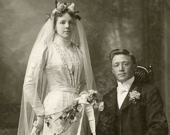 AMAZING GOWN - Handsome Couple - Early 1900s WEDDING Photo - St. Paul Minnesota