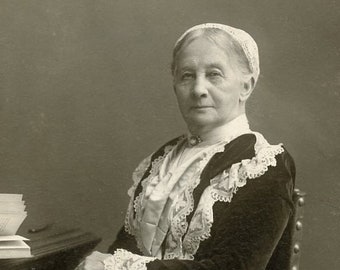 Stately Matriarch in Victorian Dress - 1890s Cabinet Photo by Windeatt - Chicago, Illinois