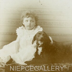 Entzückendes kleines Mädchen mit ihrem SCHWARZEN LABOR HUND im Kabinett 1892 Kartenfoto von W. Busse, New York