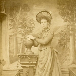 Mujer VICTORIANA elegante con vestido largo y sombrero - Tarjeta de gabinete de la década de 1890 - Foto de H. E. Stevenson - Atwood Illinois