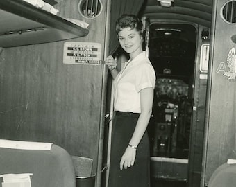 AMERICAN AIRLINES STEWARDESS Placing Her Name On Airplane Flight Board - 1950s Photo - Flight Attendant