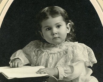 ADORABLE LITTLE GIRL Looing at a Book in this 1910 Original Cabinet Photo by S. H. Olson of Coeur d'Alene Idaho