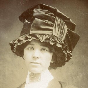 Woman with Amazing HAT - SPOKANE WASHINGTON - Carte postale photo originale des années 1910