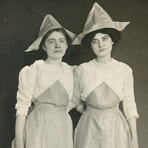 Jeunes femmes portant des chapeaux et des robes assortis inhabituels - Carte postale photo originale des années 1910