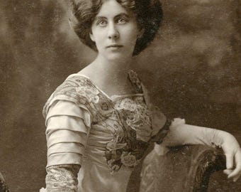 STYLISH VICTORIAN GOWN on Young Woman -  Jamestown New York - Original 1890s Cabinet Card Photo