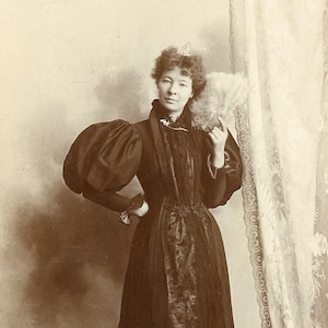 Hermosa mujer con abanico de plumas en un elegante retrato - Foto de gabinete de la década de 1890 - Rochester, Minnesota