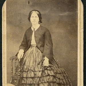 南北戦争時代のふわふわのガウンを着た女性 - ペンシルベニア州カントン - 1860 年代 cdv Carte De Visite 撮影: J. B. Wright