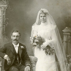 Beautiful Bride in STUNNING Edwardian WEDDING GOWN - Omaha Nebraska - 1900 Cabinet Card Photo by Emory